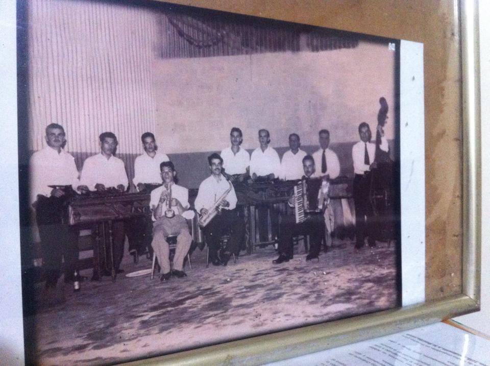 Fotografía antigua del conjunto de marimba con trompeta y acordeón